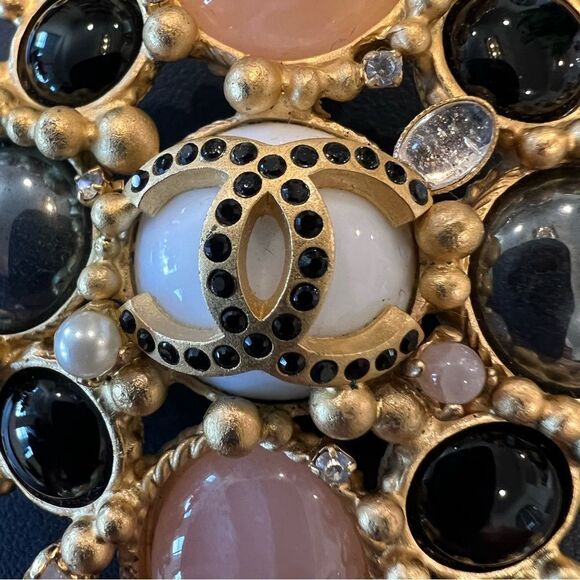 Chanel Gripoix Gold and Black Brooch - Picture 6 of 7